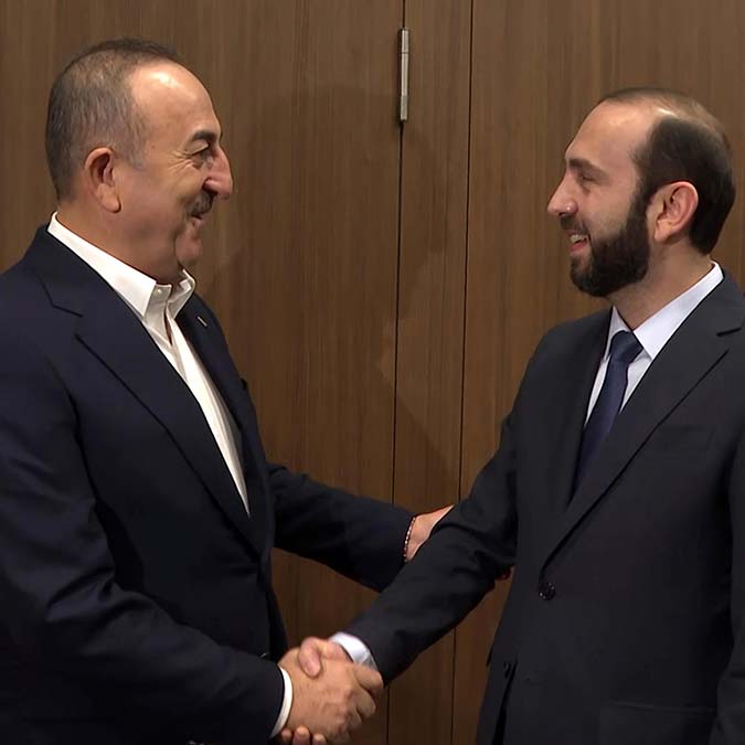 Çavuşoğlu Ermenistan Dışişleri Bakanı ile görüştü