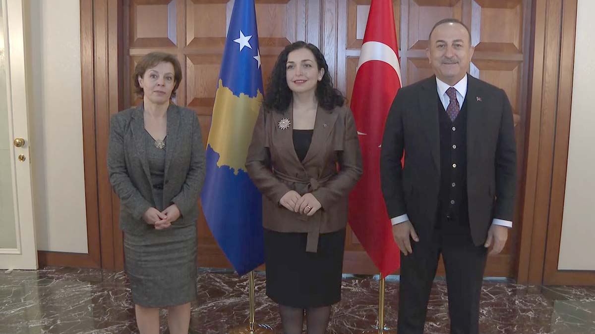 Dışişleri Bakanı Mevlüt Çavuşoğlu, Kosova Cumhurbaşkanı Vjosa Osmani ile Kosova Dışişleri ve Diaspora Bakanı Donika Gervalla'yla görüştü.