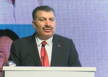 Sağlık Bakanı Fahrettin Koca, "Pasaportuna göre göçmen politikası belirlemek yüzyılın tedbir kisvesine bürünmüş ırkçılığıdır" açıklamasında bulundu.