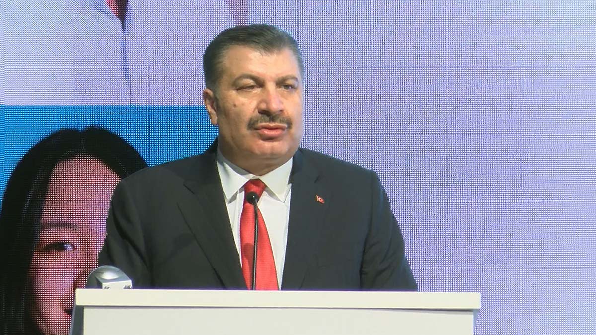 Sağlık Bakanı Fahrettin Koca, "Pasaportuna göre göçmen politikası belirlemek yüzyılın tedbir kisvesine bürünmüş ırkçılığıdır" açıklamasında bulundu.