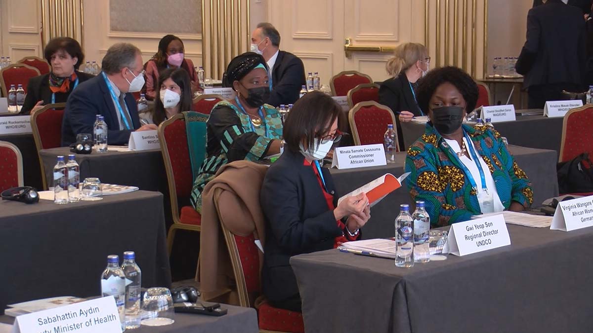 Sağlık Bakanı Fahrettin Koca, "Pasaportuna göre göçmen politikası belirlemek yüzyılın tedbir kisvesine bürünmüş ırkçılığıdır" açıklamasında bulundu.