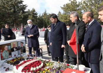 Murat Kurum Cebeci Askeri Şehitliğini ziyaret etti