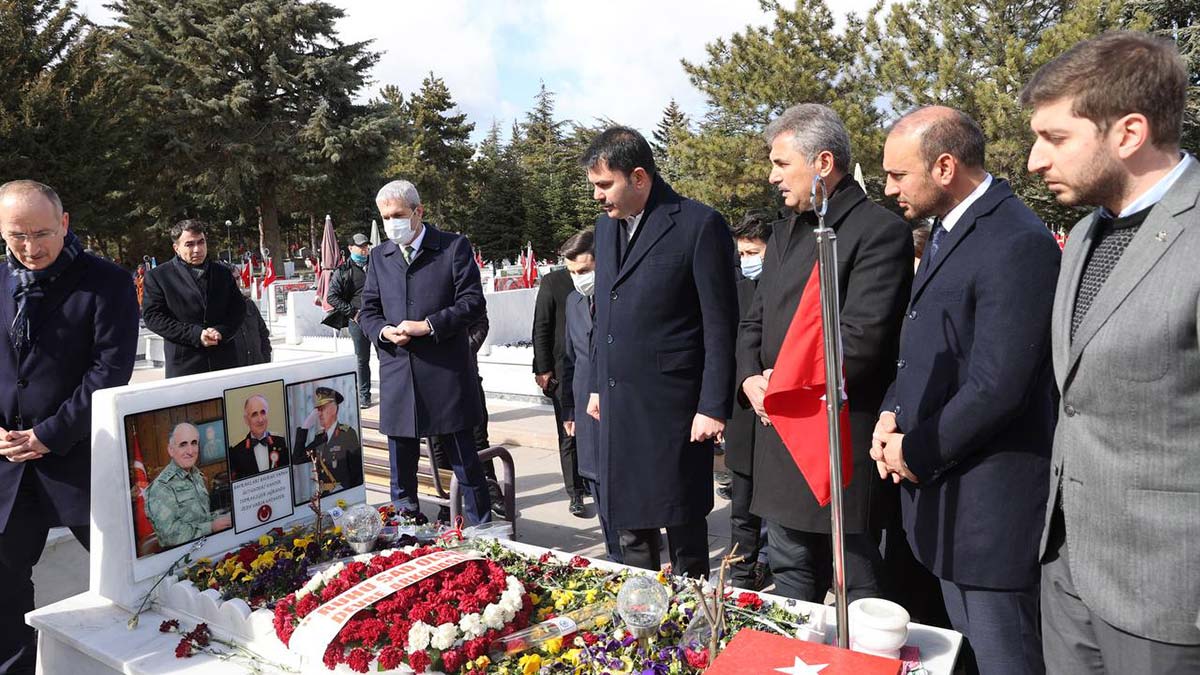 Murat Kurum Cebeci Askeri Şehitliğini ziyaret etti