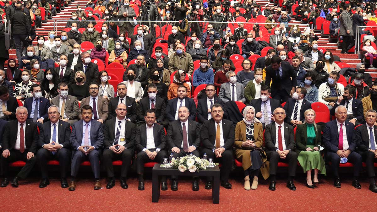 Sanayi ve Teknoloji Bakanı Mustafa Varank, geçen sene İsviçre'nin ev sahipliğinde düzenlenen Avrupa Kızlar Bilgisayar Olimpiyatı'nın 16- 23 Ekim 2022 tarihleri arasında Antalya'da yapılacağını açıkladı.