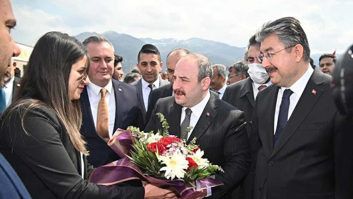 Sanayi ve Teknoloji Bakanı Mustafa Varank, 2002 yılından bu yana 81 ilde toplam 837 bin konut inşa ettiklerini, 2023’te konut sayısını 1 milyon 200 bine çıkartacaklarını söyledi.