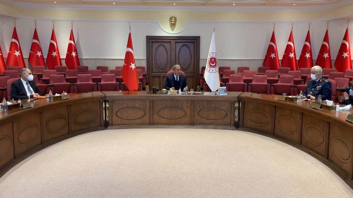 Hulusi Akar sağlık çalışanlarıyla buluştu