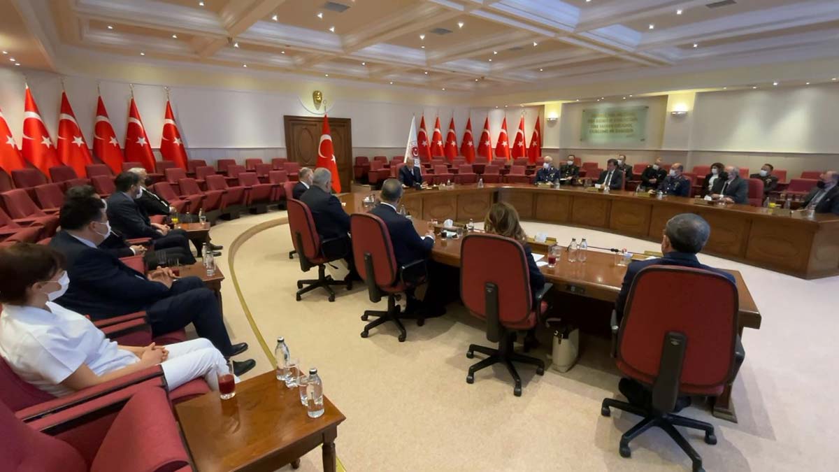 Hulusi Akar sağlık çalışanlarıyla buluştu