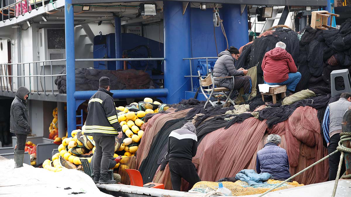 Sarıyer'de balıkçılar serseri mayın tedirginliği yaşıyor. Balıkçılar denizde daha dikkatli davrandıklarını ve karanlıkta balığa çıkmadıklarını söylerken, bazı balıkçılar mayınların Ukrayna'dan bu kadar hızlı gelemeyeceğini düşündüklerini ifade ediyor.
