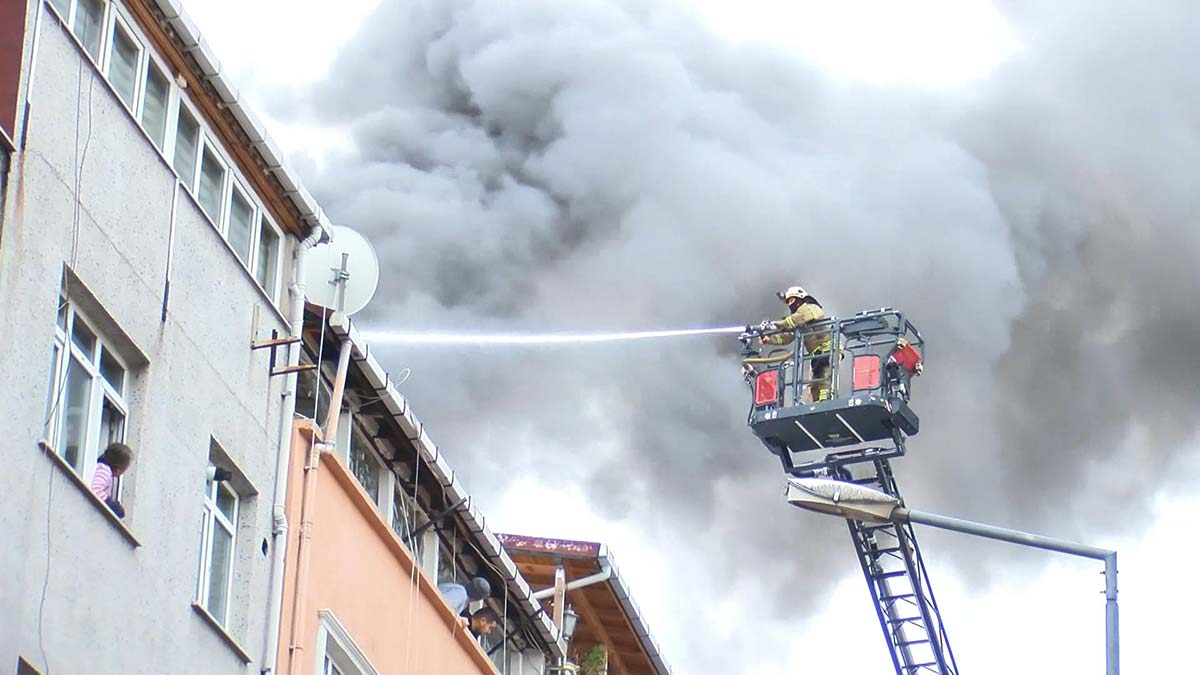 Bayrampaşa'da 4 katlı binanın çatı katı yandı