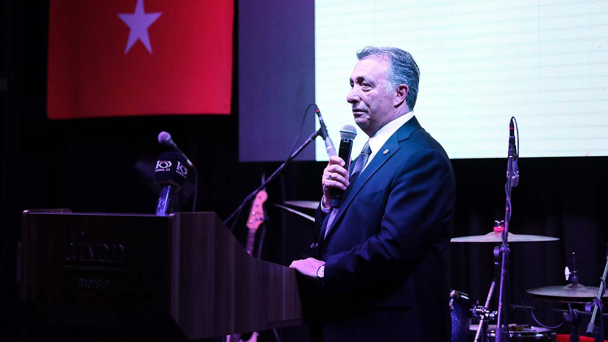 Mersin Beşiktaşlılar Derneği'nin 30'uncu kuruluş yıl dönümü nedeni ile kente gelen Beşiktaş Başkanı Ahmet Nur Çebi, geçen yıl alınan kupaların önemli olduğunu ancak kadın futbol takımının aldığı kupanın daha önemli olduğuna dikkat çekti.