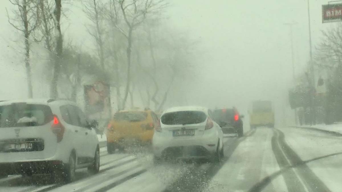 Beşiktaş'ta kar yağışı hızlandı, Barbaros Bulvarı'nı bir anda kar kapladı. Sürücüler hızlarını düşürüp, yavaş ilerledi.