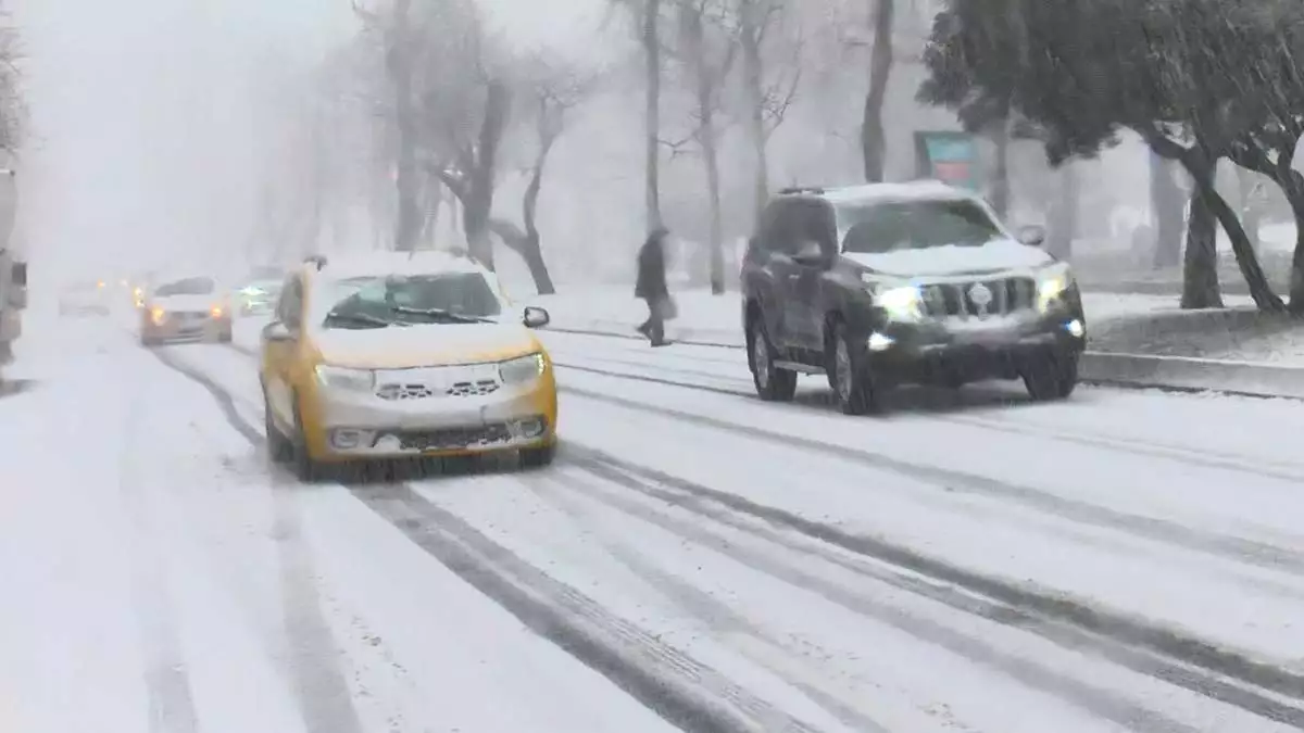 Beşiktaş'ta kar yağışı hızlandı; sürücüler zor anlar yaşadı