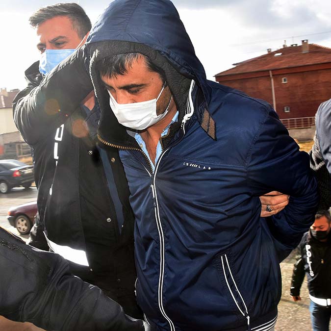 Boşandığı eşini bıçaklayacağını sosyal medyadan duyurmuş: 'Birlikte öleceğiz' adıyla hesap açarak, 'Öleceksin' paylaşımında bulunmuş.