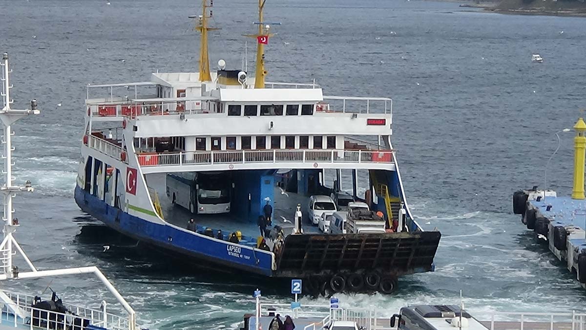 Poyraz nedeniyle çok sayıda feribot seferi iptal edildi