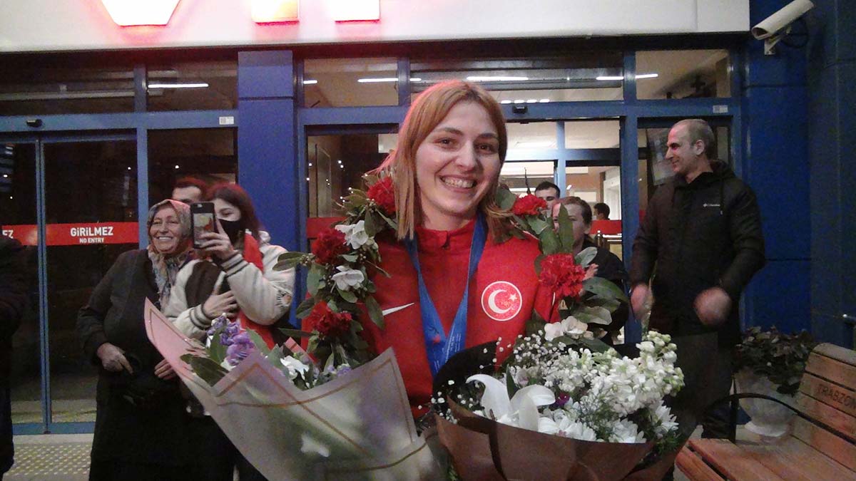 Bronz madalyalı Mehtap Gültekin çiçeklerle karşılandı