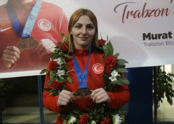 Bronz madalyalı Mehtap Gültekin çiçeklerle karşılandı