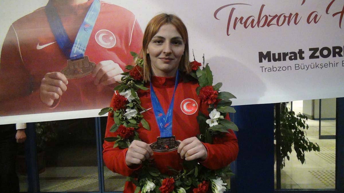 Bronz madalyalı Mehtap Gültekin çiçeklerle karşılandı