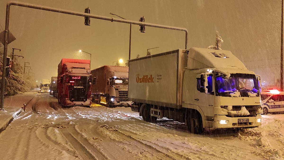 Burdur-Ankara karayolu ulaşıma kapandı