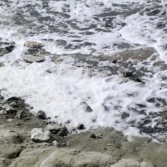 Burdur Gölü'nün sahili yine köpürdü