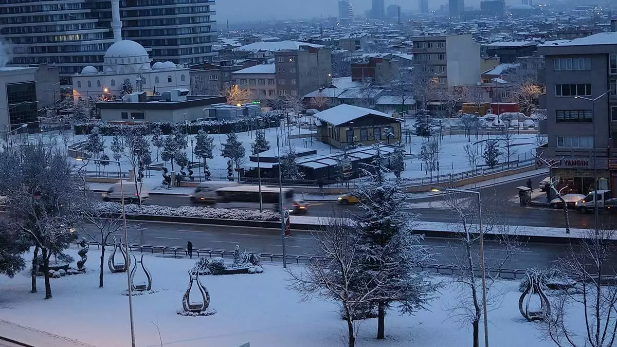 Bursa'da kar yağışı etkisini artırdı