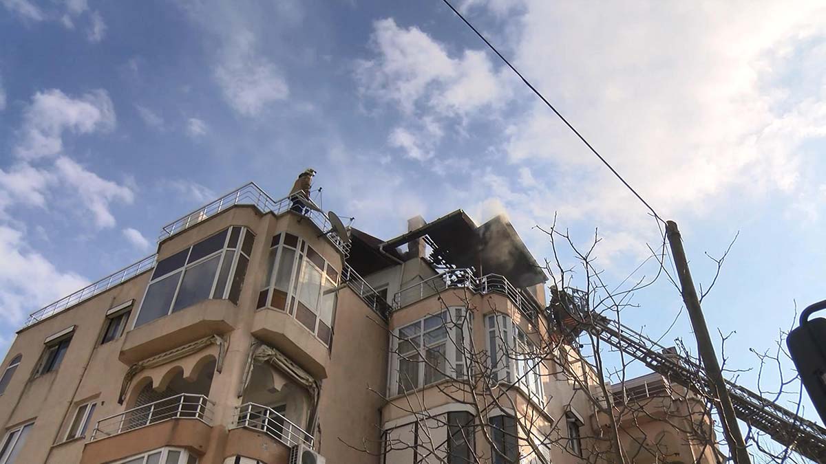 Büyükçekmece'de çatı yangını