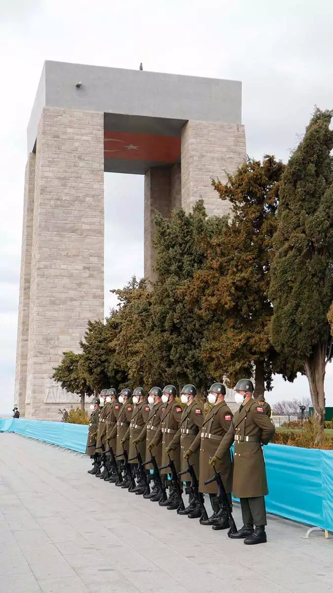 Canakkale deniz zaferinin 107nci yili altin madalyali turk bayragi gondere cekildi ek foto 6282 dhaphoto2 - öne çıkan - haberton