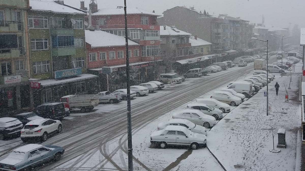 9 ilçede okullarda eğitime kar engeli