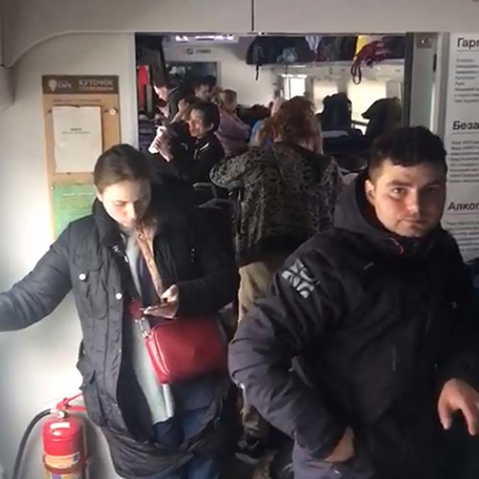 Günlerdir sığınakta yaşayan 7 Türk öğrenci Türkiye yolunda