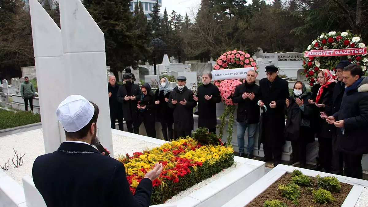 7 mart 1990'da silahlı saldırı sonucu hayatını kaybeden çetin emeç mezarı başında anıldı.