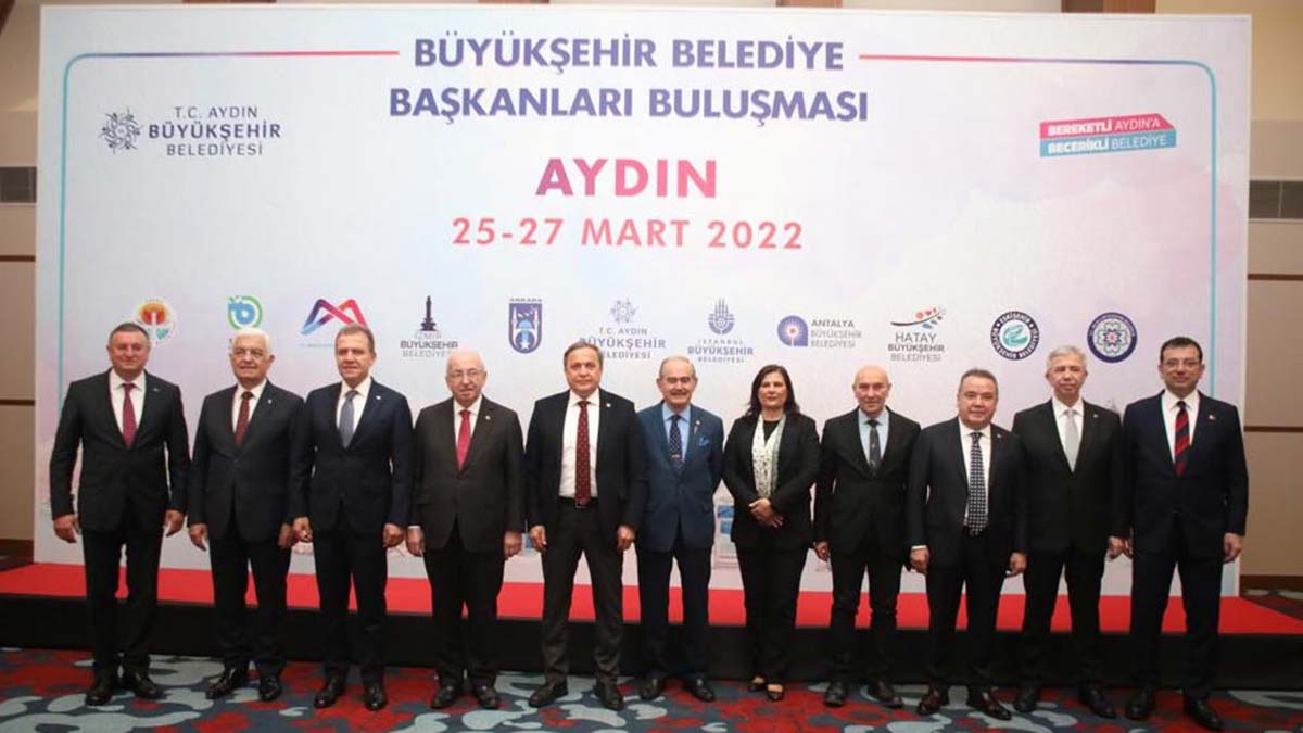 CHP'li 11 büyükşehir belediye başkanı Aydın'da buluştu