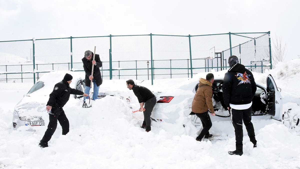Çığda kar altında kalan 7 araç çıkarıldı