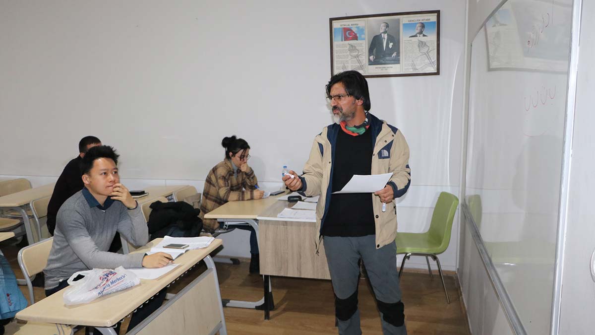 Yüksekova'ya gelen Çinli Brian Li Farsça öğreniyor