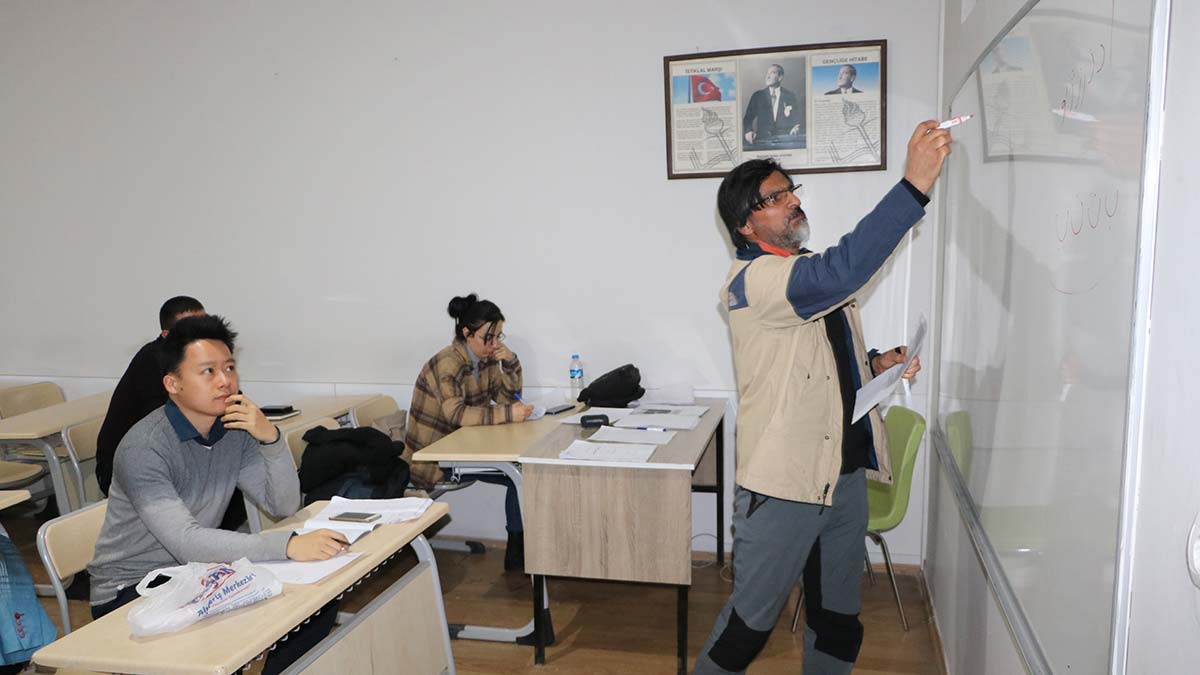 Yüksekova'ya gelen Çinli Brian Li Farsça öğreniyor