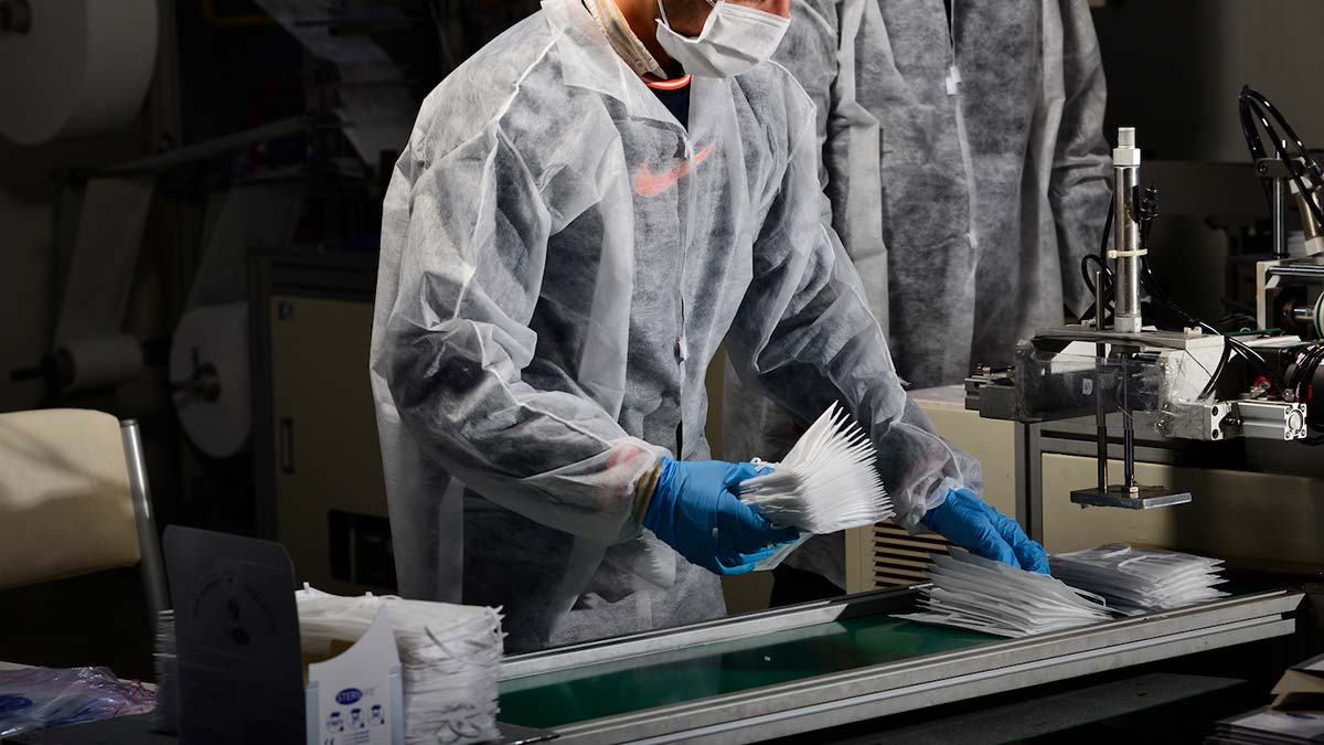 SterilLife’ın yöneticisi Sinan Doğan, maskelerin yüksek standartlarda olması gerektiğini söyleyerek "Çocuklar için oksijen aldıran maskeler tercih edilmeli" dedi.