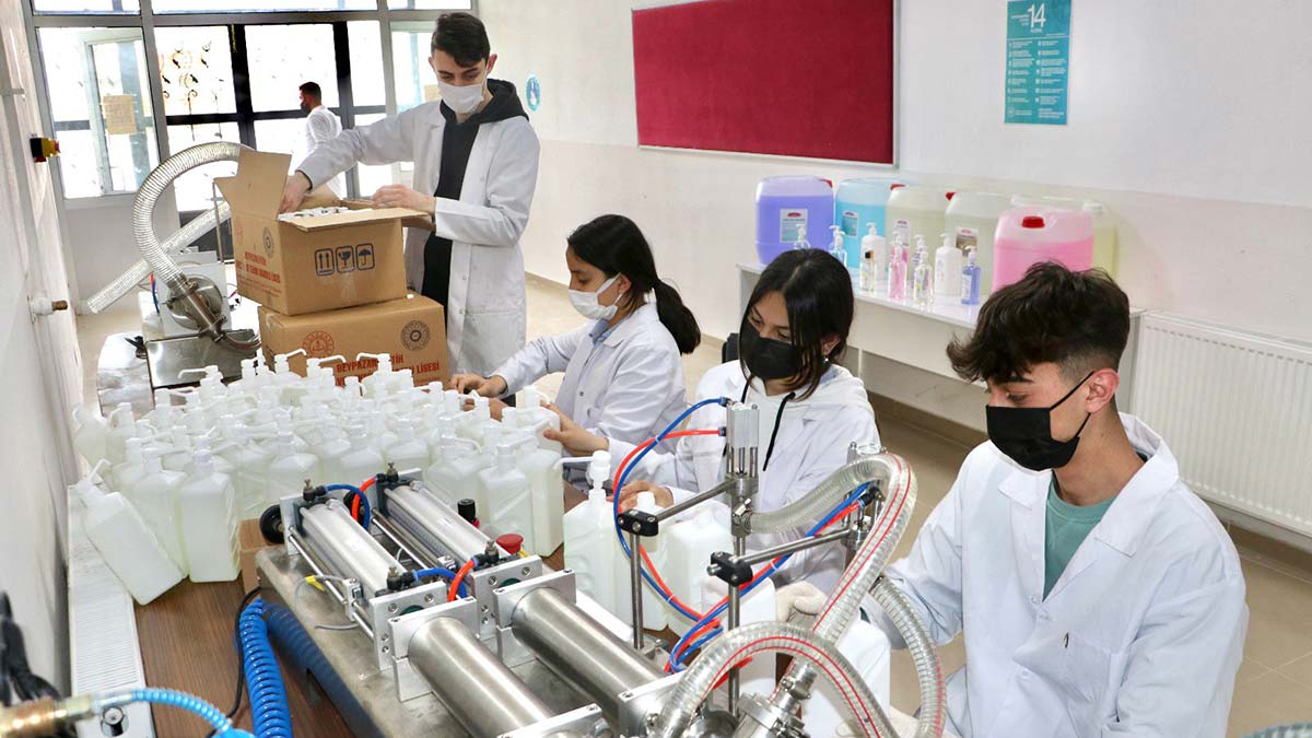 Çeşitli kurumların mobilyaları ile CSO'nun yeni binasındaki müzisyenlerin koltukları ve bu yıl açılan Aziz Sancar Eğitim Kampüsü'nün sıraları da okulda öğrenciler tarafından yapıldı.