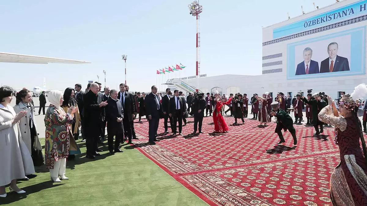 Cumhurbaskani erdogan ozbekistanin urgenc kentine geldi 8356 dhaphoto1 - dış haberler - haberton