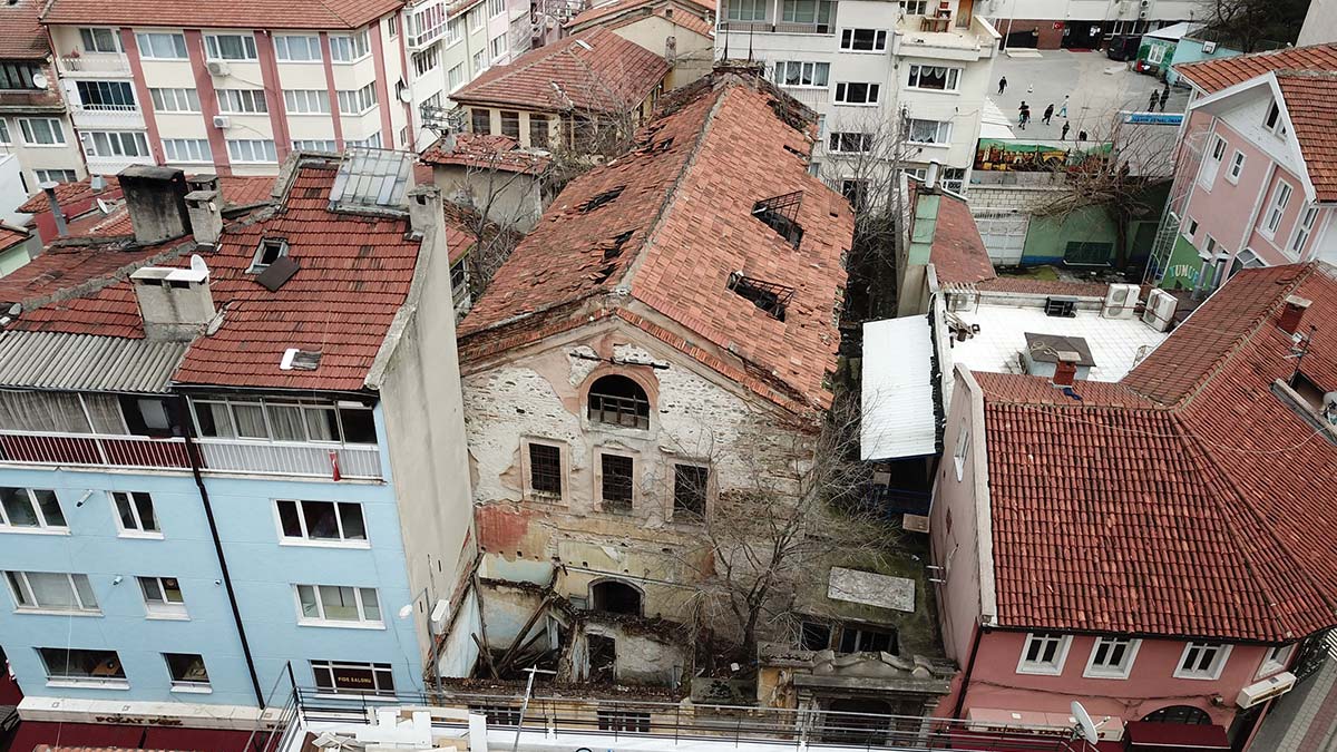 Ermeni Kilisesi definecilerin hedefi oldu