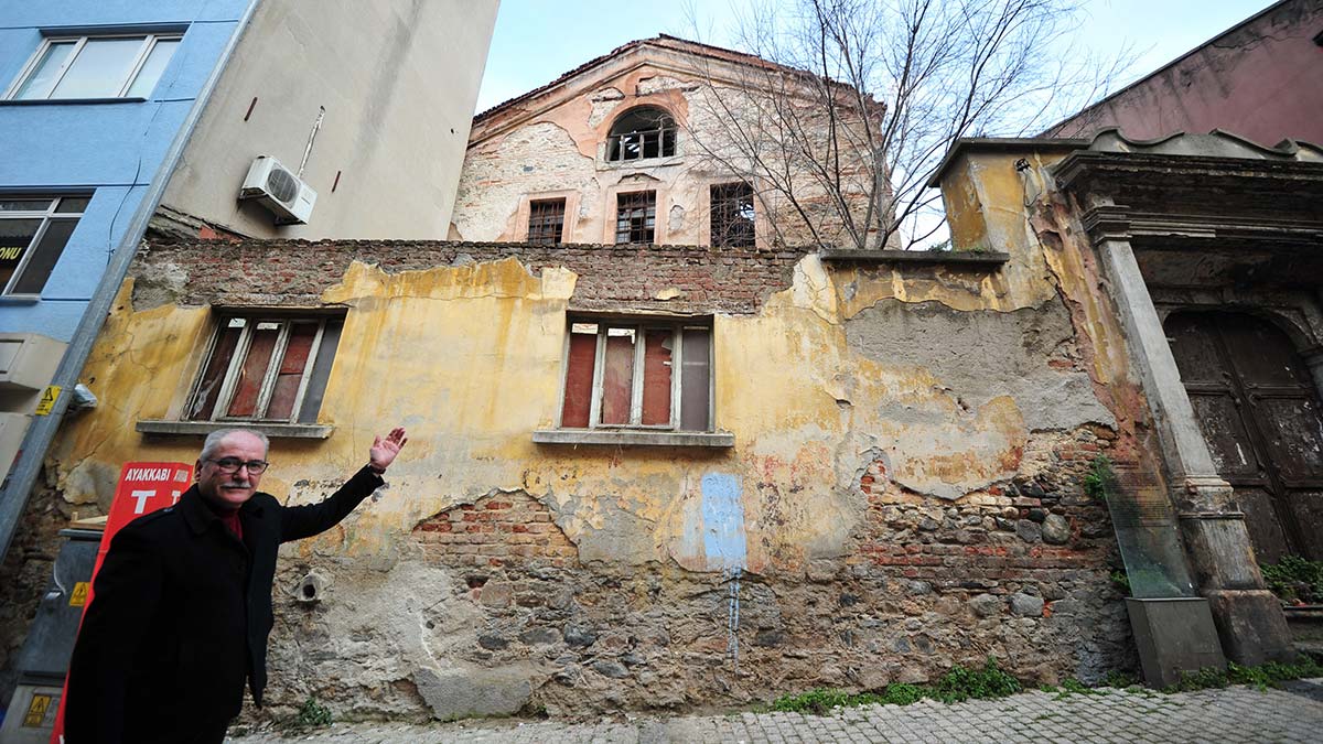 Ermeni Kilisesi definecilerin hedefi oldu