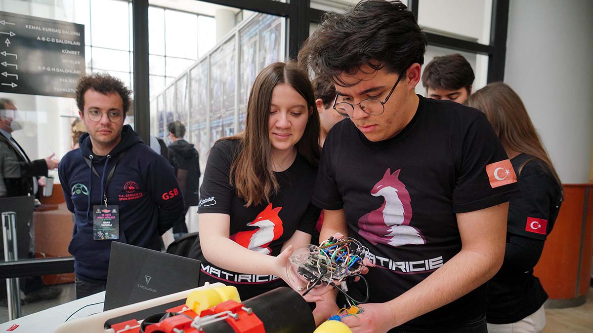 Cumhurbaşkanlığı'nın ilk 100 günlük icraat programı kapsamında, Deneyap'ta bir araya gelen liseliler su altı robotu geliştirdi.