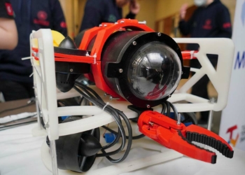 Cumhurbaşkanlığı'nın ilk 100 günlük icraat programı kapsamında, Deneyap'ta bir araya gelen liseliler su altı robotu geliştirdi.