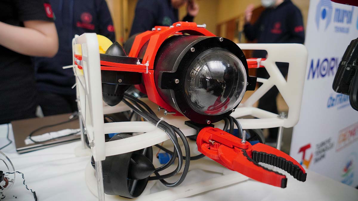 Cumhurbaşkanlığı'nın ilk 100 günlük icraat programı kapsamında, Deneyap'ta bir araya gelen liseliler su altı robotu geliştirdi.