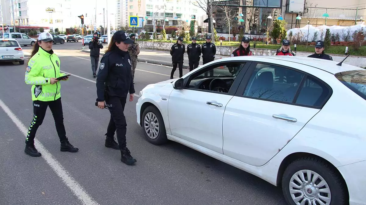 Diyarbakır'da i̇l emniyet müdürlüğü'nce 8 mart dünya kadınlar günü’ne özel kadınlardan oluşan polis timi ekibi oluşturuldu.