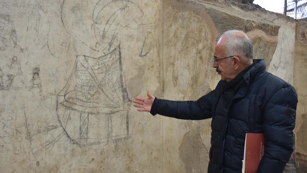 Doç. Dr. Akın Ersoy, M.S. 3'üncü yüzyılda çizilen 21 gemi grafitisinin, İzmir'in tarihi liman kenti oluşunun en somut belgelerinden olduğunu söyledi.