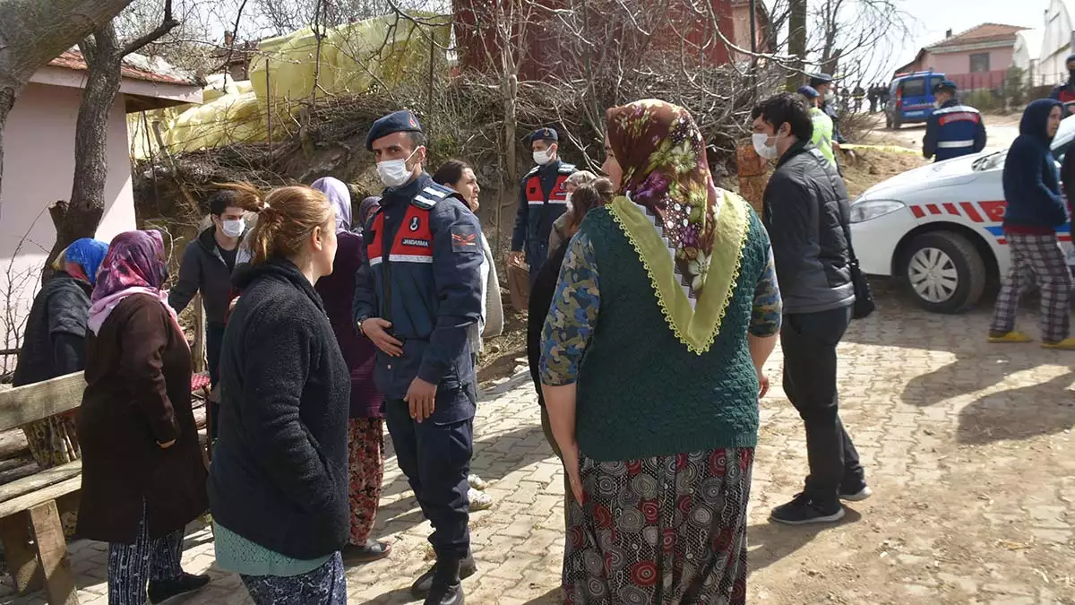 Edirne'nin uzunköprü ilçesine bağlı elmalı köyündeki 4 kişilik aile silahla vurulmuş olarak ölü bulundu.  