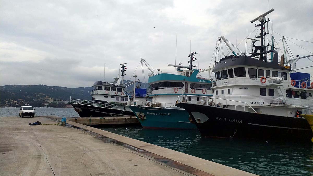 Ege’de hava şartları nedeniyle balıkçılar av yasağını beklemeden iskelelere demirledi.