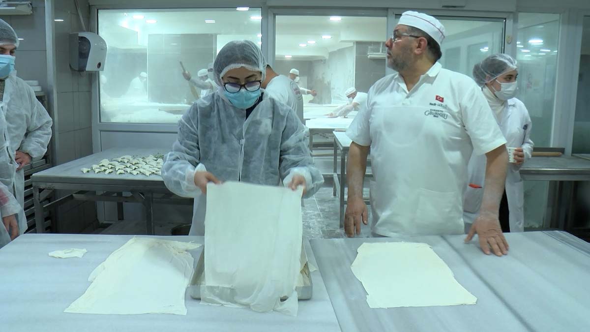 Ustasından baklava yapmayı öğrendiler
