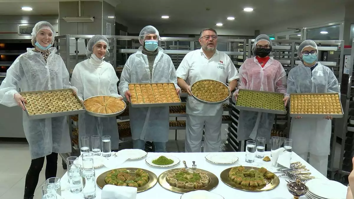 Erasmus için türkiye’ye gelen öğrenciler, ilk defa türk mutfağıyla tanıştıklarını söyledi. İmalathanede ustasından baklava yapmayı öğrenen öğrenciler, kendi baklavalarını yapma ve yeni farklı lezzetle buluşmanın mutluluğunu yaşadı.