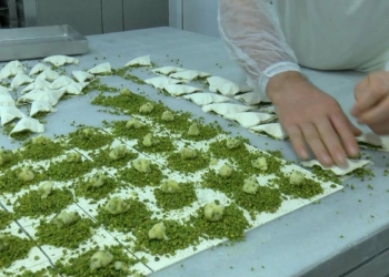 Ustasından baklava yapmayı öğrendiler