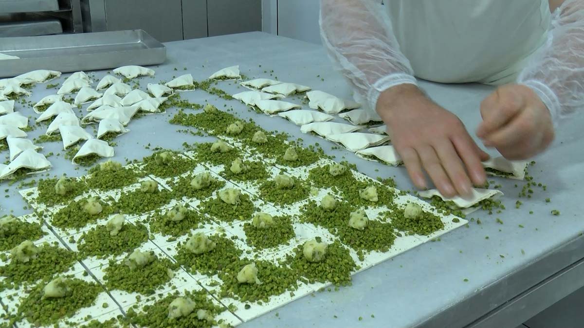 Ustasından baklava yapmayı öğrendiler