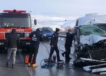 Öğrenci ve öğretmenlerin taşındığı minibüs kamyona çarptı